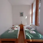 Alojamento de Acomodação e Pequeno-almoço Dworek Pod Swierkami Jelenia Góra